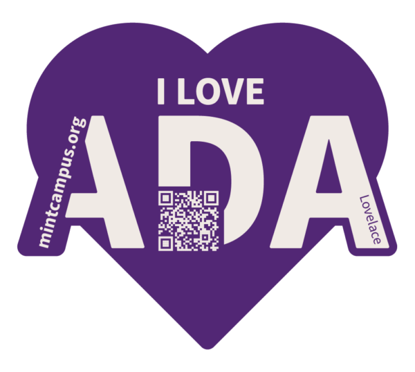 Eine lila Herzform mit dem Text „I LOVE ADA“ in großen weißen Buchstaben. Die „ADA“-Buchstaben enthalten einen QR-Code. Zusätzlicher kleiner Text enthält „mintcampus.org“ auf der linken Seite des A und „Lovelace“ auf der rechten Seite zu Ehren von Ada Lovelace.
