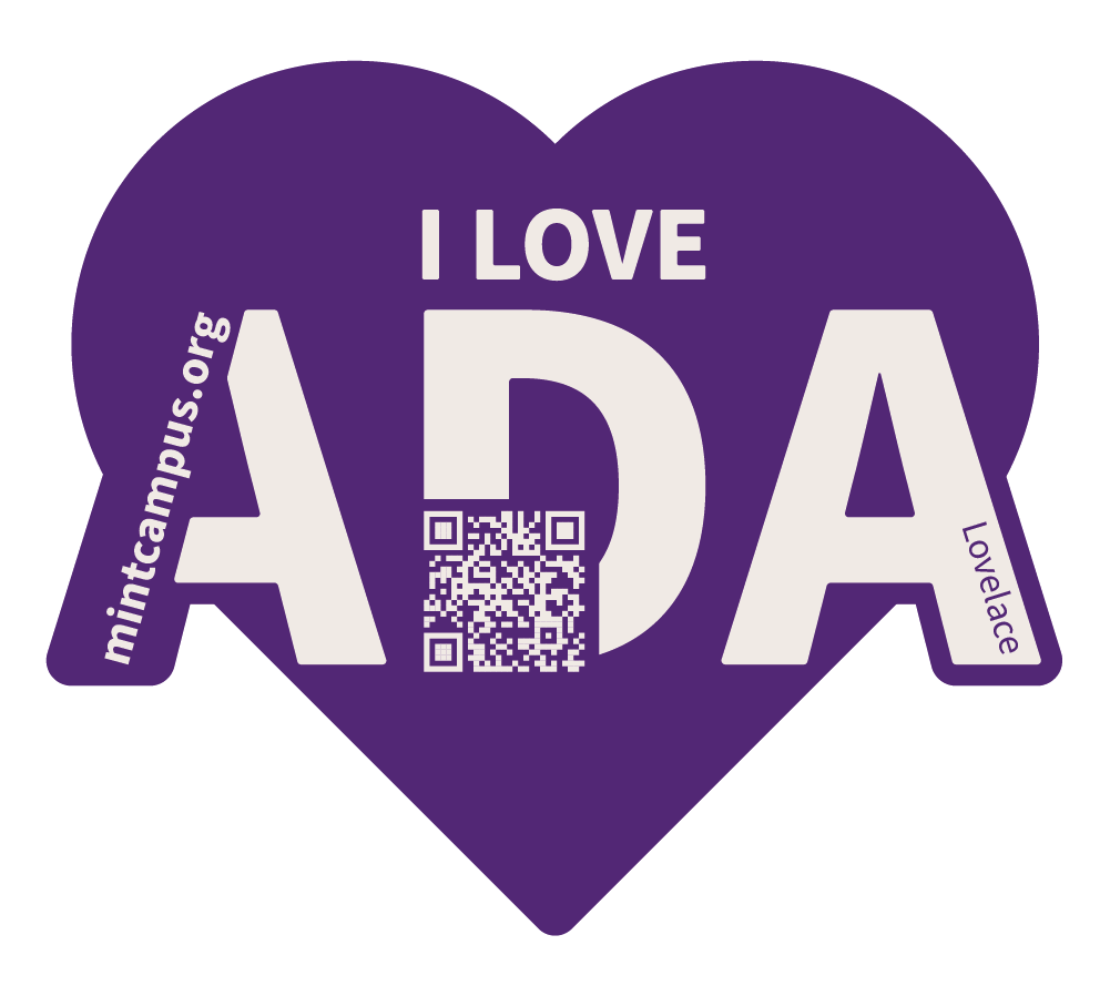 Eine lila Herzform mit dem Text „I LOVE ADA“ in großen weißen Buchstaben. Die „ADA“-Buchstaben enthalten einen QR-Code. Zusätzlicher kleiner Text enthält „mintcampus.org“ auf der linken Seite des A und „Lovelace“ auf der rechten Seite zu Ehren von Ada Lovelace.