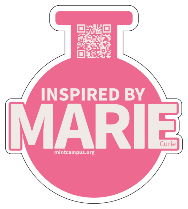 Eine rosa Laborkolbengrafik zeigt den Text „INSPIRED BY MARIE“ mit einem QR-Code. Unter „MARIE“ steht in kleinerer Schrift „Curie“, was den Einfluss von Marie Curie hervorhebt. Der untere Teil der Grafik enthält die URL „mintcampus.org“.