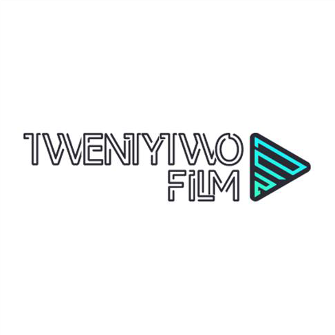 Das Bild ist ein Logo mit dem Text „TWENTYTWO FILM“ in stilisierter, geometrischer Schrift. Rechts neben dem Text befindet sich ein dreieckiges Play-Button-Symbol mit abwechselnd schwarzen und blaugrünen Streifen. Der Hintergrund ist weiß.