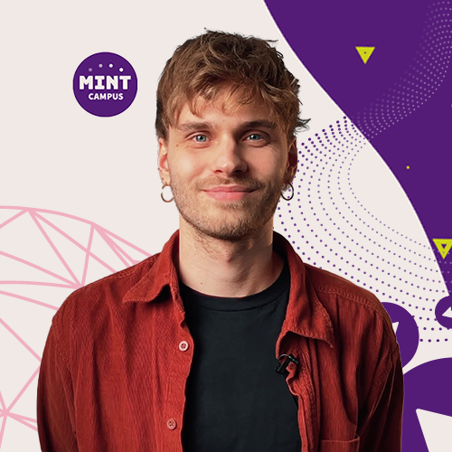 Eine Person mit kurzen, welligen Haaren und Ohrringen trägt ein rotes Hemd über einem schwarzen T-Shirt. Der Hintergrund zeigt abstrakte geometrische Muster in Lila und Rosa mit dem Text „MINT CAMPUS“.