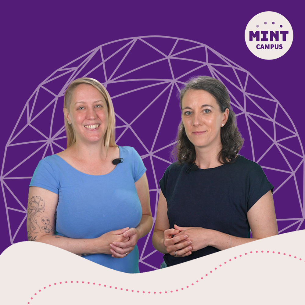 Zwei Frauen stehen und lächeln vor einem violetten geometrischen Hintergrund. Beide haben Mikrofone an ihren Hemden befestigt. In der oberen rechten Ecke befindet sich ein „Mint Campus“-Logo.