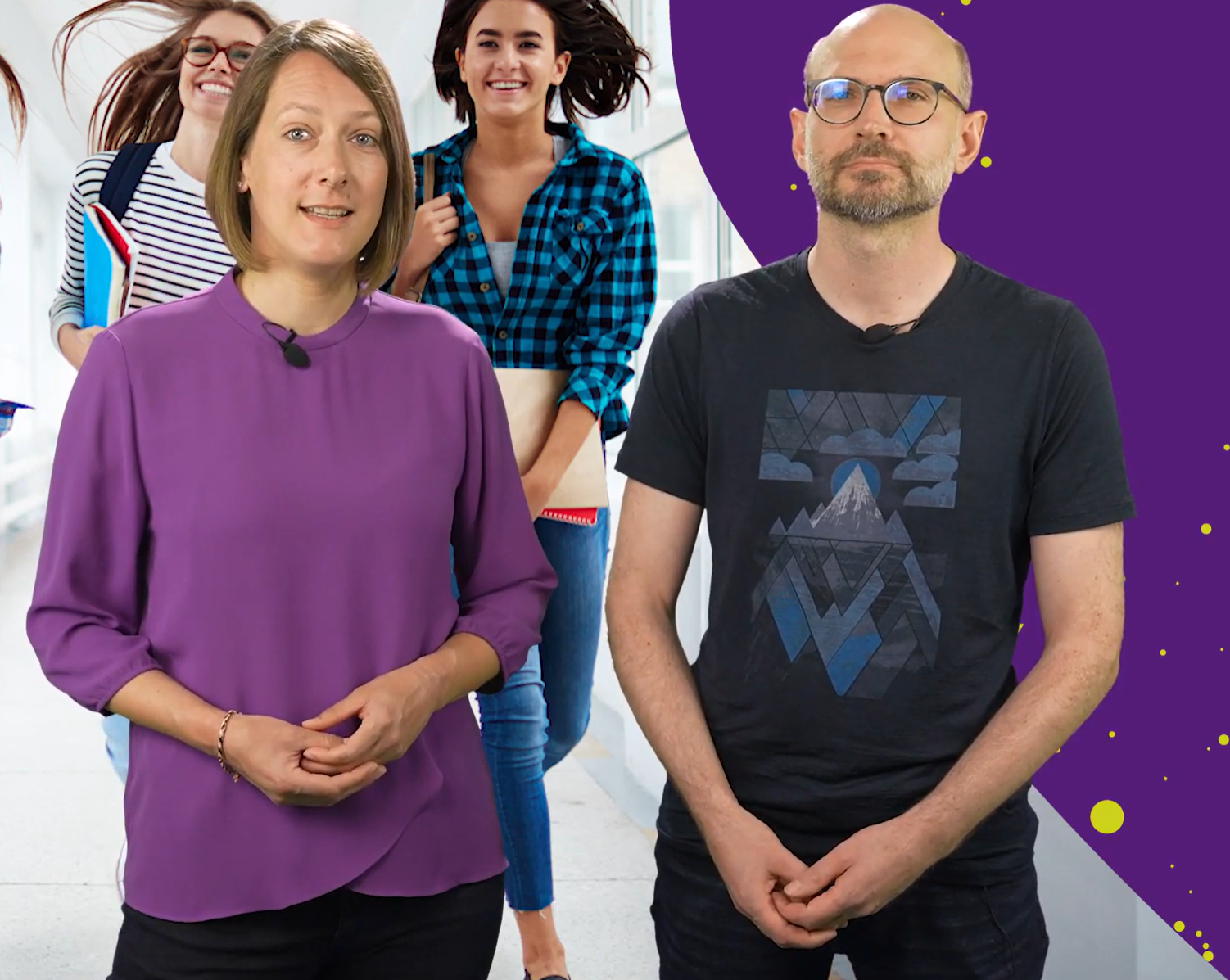 Zwei Personen stehen vor einem violetten Hintergrund mit gelben Punkten. Die Frau links trägt ein violettes Oberteil und der Mann rechts ein schwarzes Hemd mit einem Bergmotiv. Im Hintergrund laufen drei Personen zusammen, lächeln und halten Bücher in den Händen.
