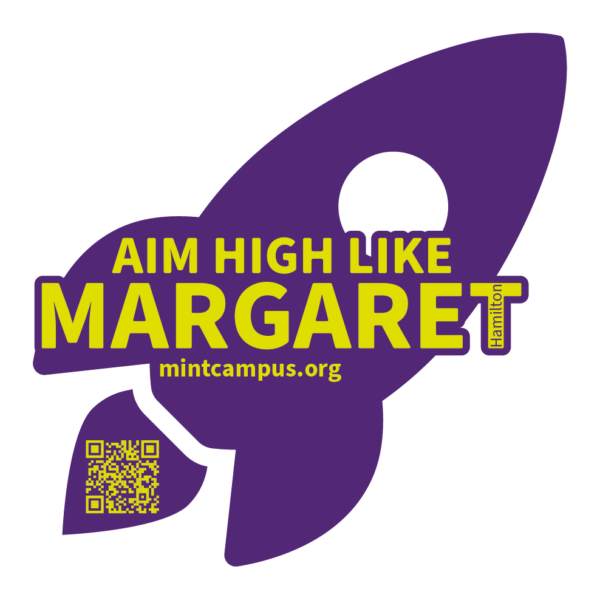 Lila Rakete mit gelbem Text „AIM HIGH LIKE MARGARET“ und „mintcampus.org“. Unten links befindet sich ein gelber QR-Code und auf der rechten Seite ein kleines vertikales Etikett „Hamilton“.