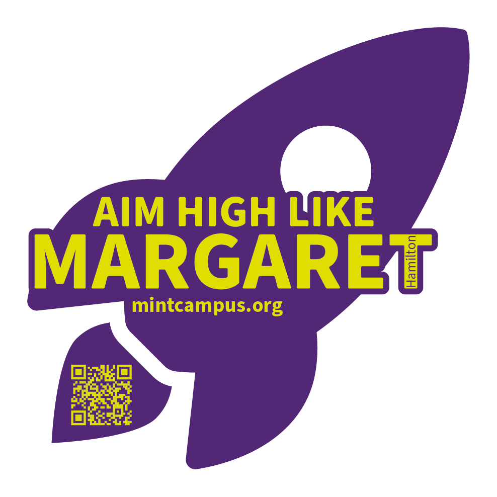 Lila Rakete mit gelbem Text „AIM HIGH LIKE MARGARET“ und „mintcampus.org“. Unten links befindet sich ein gelber QR-Code und auf der rechten Seite ein kleines vertikales Etikett „Hamilton“.